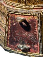 Oude Boeddha in verguld brons, ritueel gewijd standbeeld,