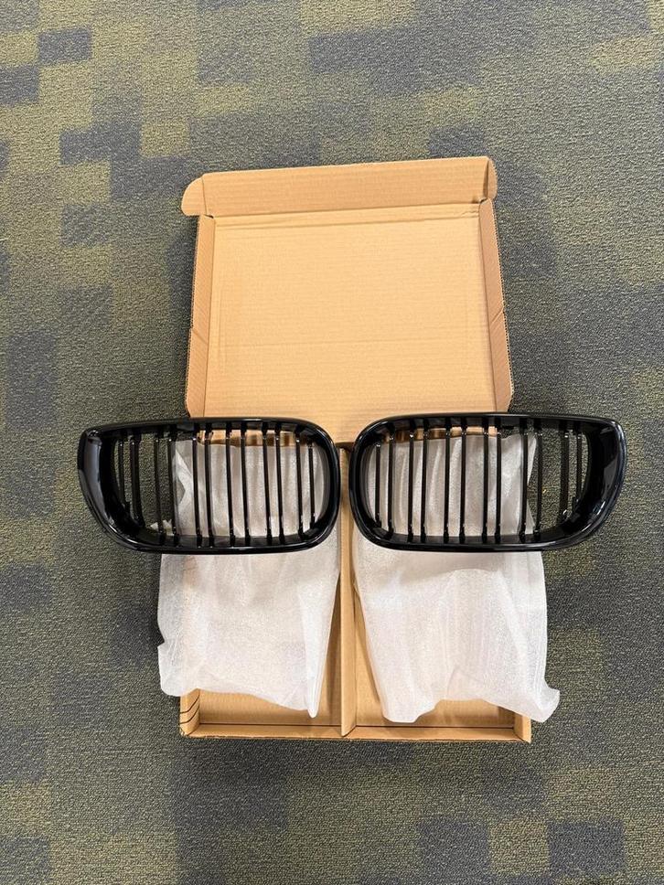 BMW E46 grillen dubbelspijls glanzend zwart – 2002-2005, Auto-onderdelen, Carrosserie, Nieuw, BMW, Voor, Ophalen of Verzenden