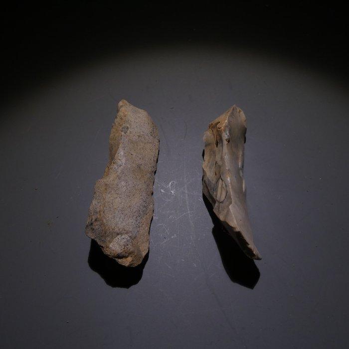 Neolithisch 2 vuurstenen. 6,7 cm L. Mes - 5000 v.Chr. Bijl, Antiek en Kunst, Antiek | Overige Antiek