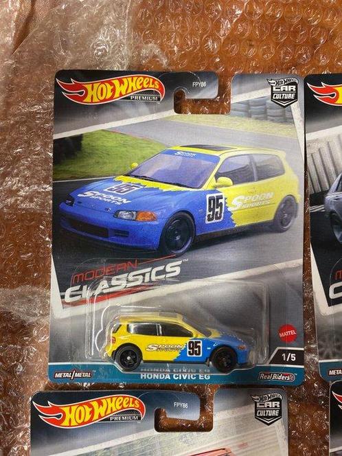 Hot Wheels 1:64 - Voiture miniature (5) - Modern Classics, Hobby en Vrije tijd, Modelauto's | 1:5 tot 1:12