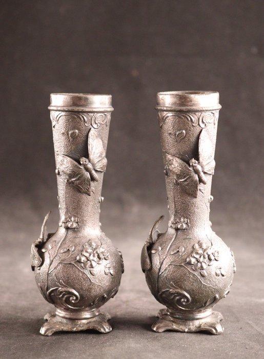 Art Nouveau vaasjes met vlinders - Vaas (2) - Tin, Antiek en Kunst, Kunst | Designobjecten