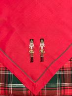 Tafelmiddenstuk - Prachtig rood bloemstuk met notenkraker. -, Nieuw