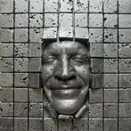 Gregos - Smile behind bricks-silver effect