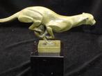 Sculpture, Grote bronzen Art Deco Jaguar met groen patina -