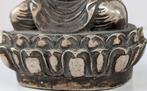 Sierlijk standbeeld Quan Yin zittend op Lotustroon - laag