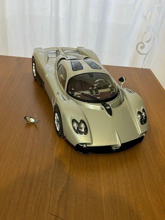 Pocher 1:8 - Modelauto - Pagani Utopia, Hobby & Loisirs créatifs, Voitures miniatures | 1:5 à 1:12