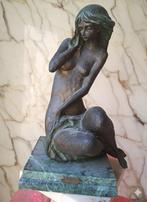 Venzo Nico (1938) - Figuur - Donna in bronzo distesa su base, Antiek en Kunst