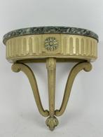 Décoration murale - Une console murale avec plateau en