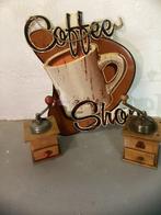 Koffiemolen (3) - hout, metaal, emaille