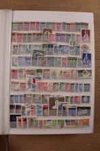 Monde 1890/1990 - Lot dans 3 albums de timbres, Timbres & Monnaies