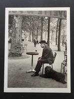 Robert Doisneau (1912–1994) - Jacques Prévert à une table de, Antiek en Kunst