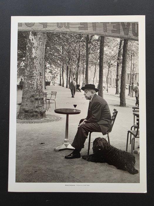 Robert Doisneau (1912–1994) - Jacques Prévert à une table de, Antiek en Kunst, Kunst | Designobjecten
