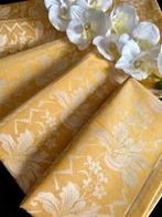 Oud tafelkleed met servetten, damastlinnen met zijde,