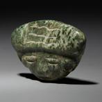Maya Jade Maskvormige hanger. 300 - 700 n.Chr. Lengte 5,5