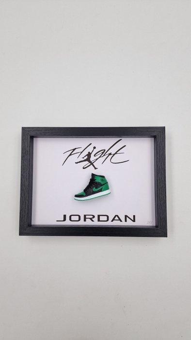 Lijst- Mini Sneaker  AJ1 Air Jordan 1 Pine Green Black, Antiek en Kunst, Kunst | Designobjecten