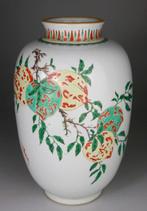 Vaas van porselein - Famille Verte - Perziken - Porselein -, Antiek en Kunst