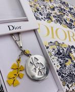 Christian Dior - Le brin de muguet porte bonheur -, Antiquités & Art