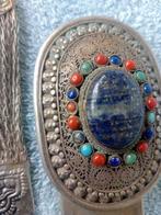 Ceinture incrustée de corail, turquoise et lapis-lazuli. -