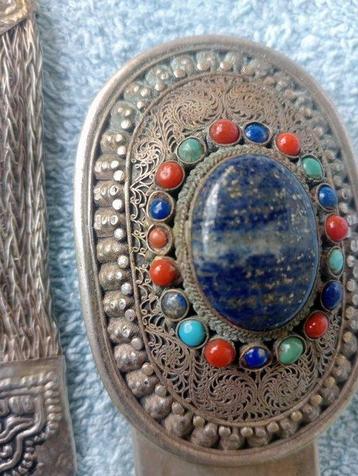 Ceinture incrustée de corail, turquoise et lapis-lazuli. -