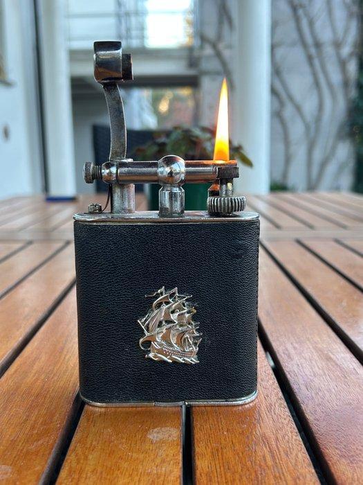 SAFFA - Aksum - Tafelaansteker - Messing, Leder, Verzamelen, Rookartikelen, Aanstekers en Luciferdoosjes