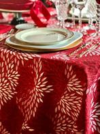 Rood-wit gebloemd kersttafelkleed, ruime tafels, bloemig