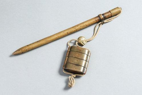Inro met staafvormige Netsuke - Geïntegreerde Borstel -, Antiek en Kunst, Antiek | Overige Antiek