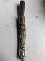 Mes - Been, Hout, Brons, IJzer (gegoten/gesmeed), Leder,