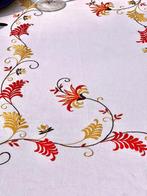 Tafelkleed van puur linnen, handgemaakt bloemenborduurwerk.