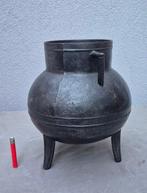 18* - Bocal - Bronze - Raisin, bouilloire à trois pieds