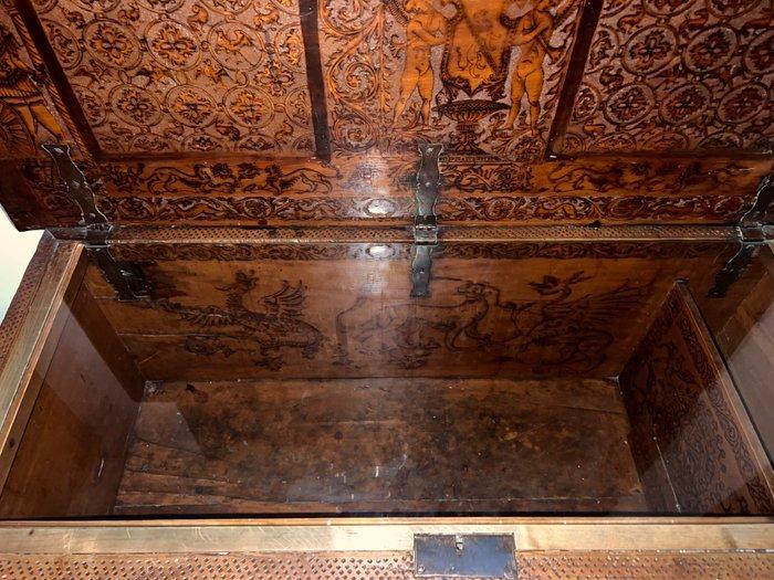 Kist - Dennenhout of een ander zacht hout - Een Alto Adige, Antiek en Kunst, Antiek | Overige Antiek