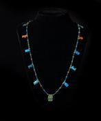 LÉgypte ancienne Collier dAmarna avec des amulettes de