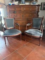 Fauteuil en cabriolet (2) - Walnoot - Een paar fauteuils.