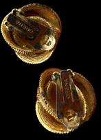 Des étranges boucles doreilles à clip de la prestigieuse