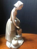 Nao by Lladró - Beeldje, Donna alla fontana - 29 cm -, Antiek en Kunst