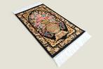 Zijde bloemen scène - Vloerkleed - 80 cm - 50 cm -, Huis en Inrichting, Stoffering | Tapijten en Vloerkleden, Nieuw