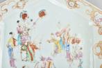 Bord - A LARGE CHINESE FAMILLE ROSE DISH DECORATED WITH