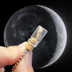 Een stukje van de maan in je handen. PENDANT met authentic