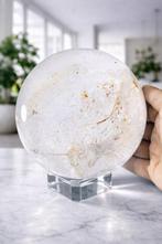 Doorzichtige kwarts bol met natuurlijke ijzerinsluitsels