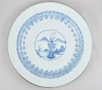 Bord - A CHINESE BLUE AND WHITE LOTUS CHARGER DECORATED WITH