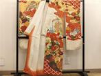 Zijden kimono met Koma-borduursel, chrysantenmotieven en