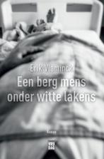 Een berg mens onder witte lakens 9789460017292 Erik Vlaminck, Boeken, Verzenden, Gelezen, Erik Vlaminck