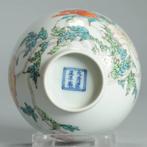 Bol - A fine Chinese famille rose bowl with floral design,, Antiek en Kunst