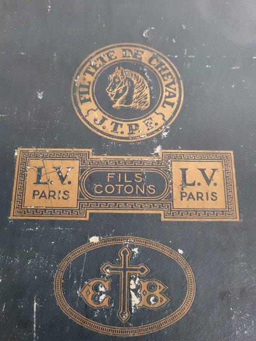 Meuble de mercerie ancien LV Paris – Fil “Tête de Cheval” –, Antiek en Kunst, Curiosa en Brocante