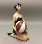 Beeldje - Vrouw met strandbal - Polystone - gemalen steen