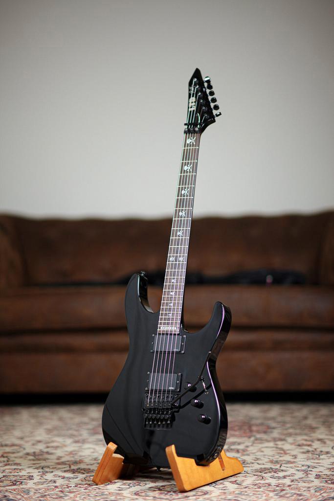 ESP LTD KH-602 Kirk Hammett Signature 2011 | Black, Musique & Instruments, Instruments à corde | Guitares | Électriques, Envoi