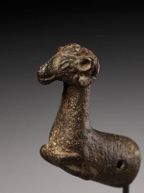 IJzertijd Zandsteen BRONZEN ‘RAM’ WETSSTEEN FINIAL - CIRCA, Verzamelen, Mineralen en Fossielen