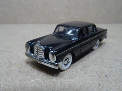 Praline, Revell 1:87 - Modelauto (22) - Mercedes-Benz 220, Hobby en Vrije tijd, Modelauto's | 1:5 tot 1:12