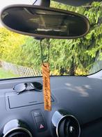Luchtverfrisser hangend voor in de auto als stok olijfhout