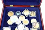 Wereld. Diverse Penningen & munten in box (Zonder, Postzegels en Munten