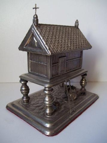 Unieke metalen zilverkleurige sieradendoos - Hoogte 21,5 cm